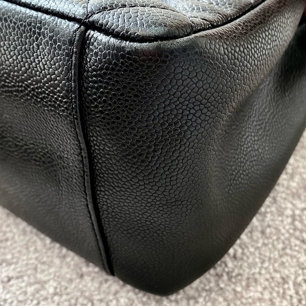 𝐂𝐇𝐀𝐍𝐄𝐋 Black Quilted Caviar Grand Shopping Tote - Picture 13 of 16